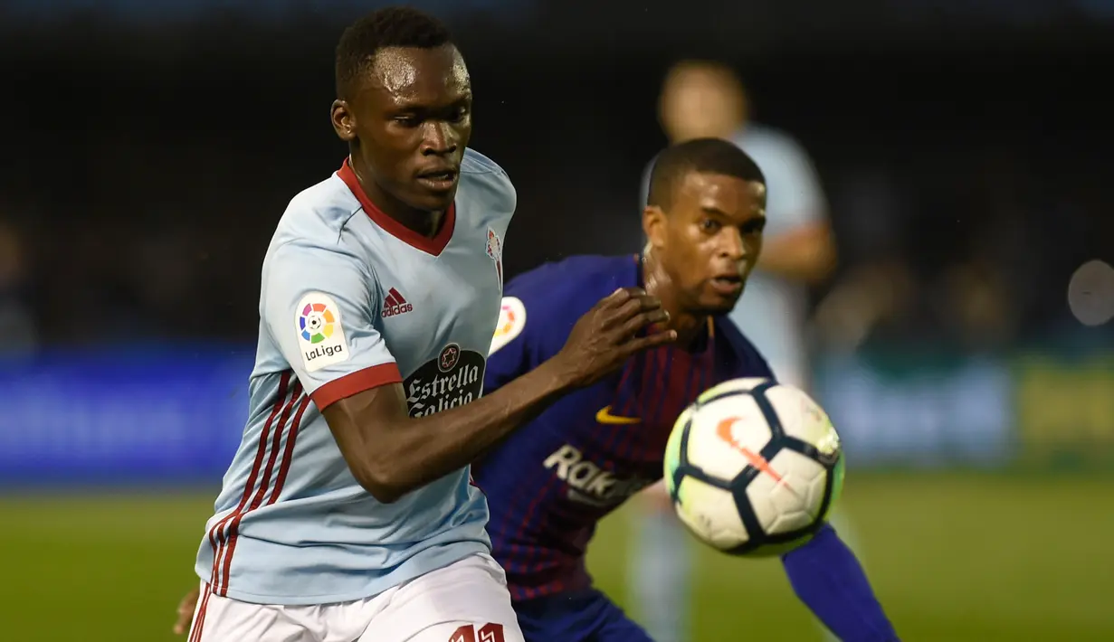 Pemain  Celta Vigo, Pione Sisto berebut bola dengan pemain Barcelona, Nelson Semedo pada laga pekan ke-33 La Liga di Estadio de Balaidos, Selasa (17/4). Tampil dengan sepuluh pemain, Barcelona harus puas dengan hasil imbang 2-2. (MIGUEL RIOPA / AFP)