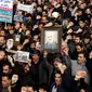 Masyarakat Iran melakukan protes usai kematian Jenderal Militer Qasem Soleimani. (Source: AP/ABEDIN TAHERKENAREH)