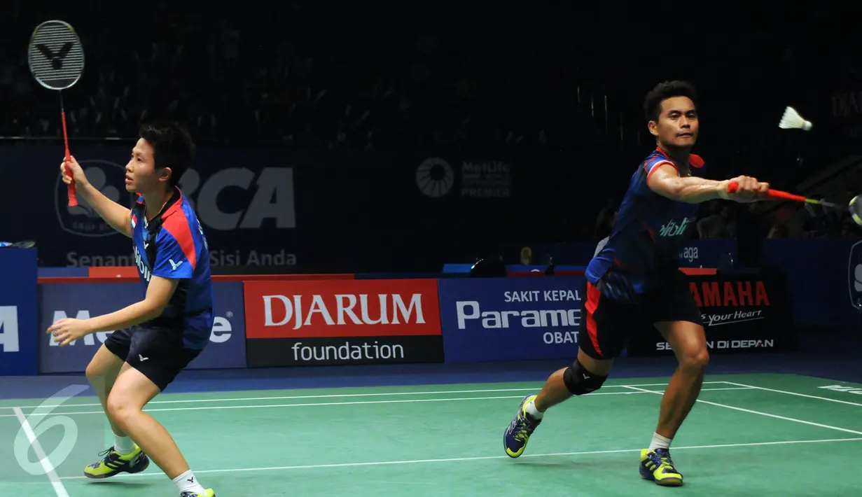 Pebulutangkis ganda campuran Indonesia, Tontowi Ahmad/Liliyana Natsir berusaha mengembalikan bola ke arah lawannya di BCA Indonesia Open 2016, Jakarta, Selasa (31/5/2106). Tontowi Ahmad/Liliyana Natsir menang 21-10, 21-6.(Liputan6.com/Helmi Fithriansyah)