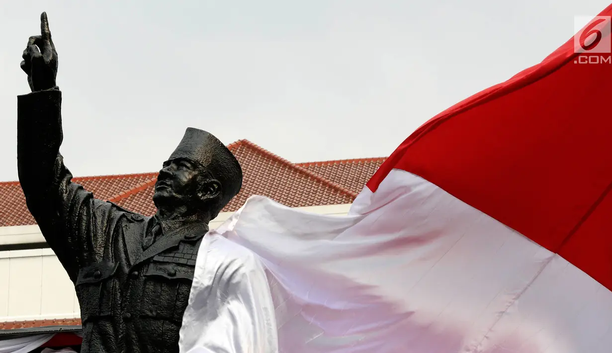 Patung Presiden pertama Soekarno di Gedung Lemhannas, Jalan Medan Merdeka Selatan, Jakarta, Rabu (24/5). Peresmian patung tersebut merupakan wujud apresiasi kepada Bung Karno yang merupakan penggagas Lemhannas. (Liputan6.com/Immanuel Antonius)