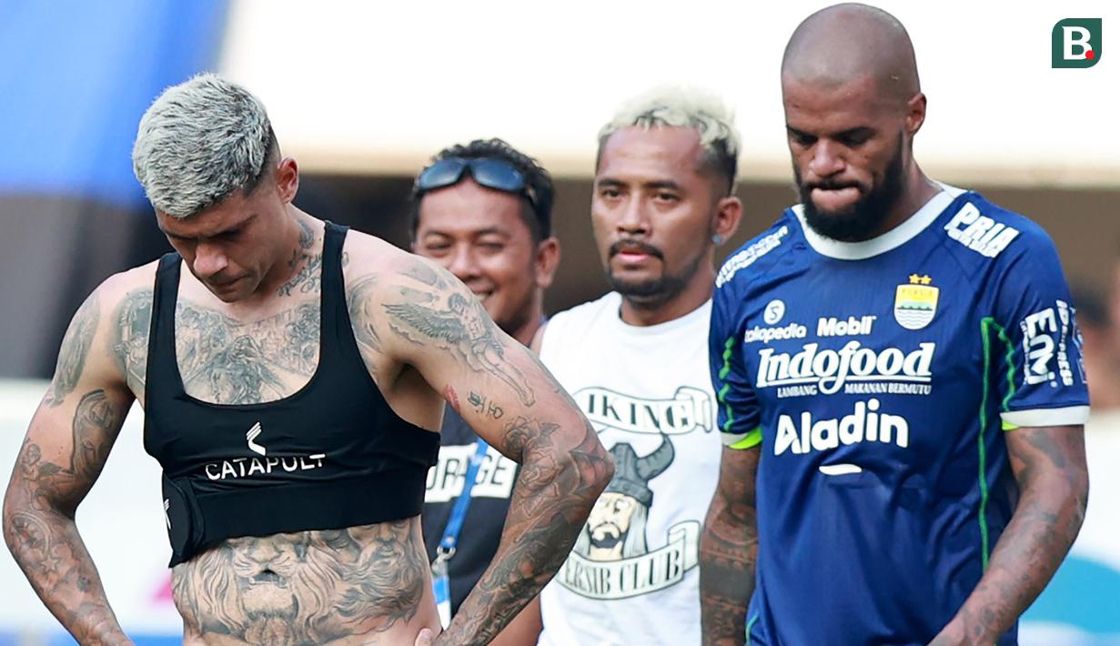 Persib Bandung mengalami kekalahan beruntun dalam dua laga terakhir BRI Liga 1 2022/2023. Teranyar, Maung Bandung takluk 0-2 saat menjamu Persik Kediri di Stadion Pakansari, Bogor, Rabu (8/3/2023) sore WIB. Dua gol Macan Putih ke gawang Persib dicetak masing-masing oleh Hamra Hehanussa dan Muhammad Khanafi. Dengan hasil ini Persib gagal memangkas jarak poin dengan PSM sebagai pemuncak klasemen sementara dengan selisih 10 poin. Persib juga rentan dikudeta posisinya dari peringkat kedua oleh Persija Jakarta yang hanya berjarak satu poin. (Bola.com/M Iqbal Ichsan)