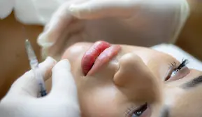 Biasanya setelah dilakukan pemasangan, bibirmu akan terlihat lebih membengkak sedikit, namun secara berangsur hasilnya akan terlihat. (Foto: Pexels.com/Youssef Labib)