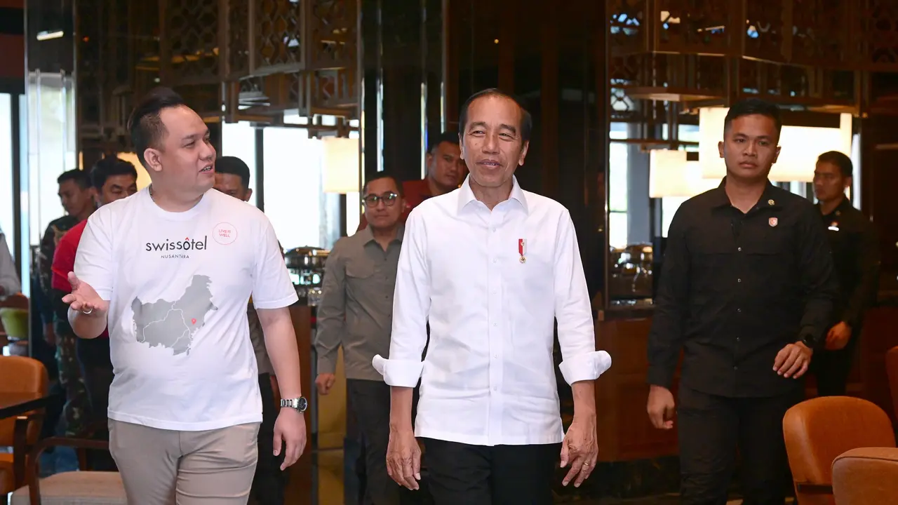 Presiden Joko Widodo (Jokowi) saat meninjau Hotel Nusantara IKN, pada Selasa, (30/7/2024).