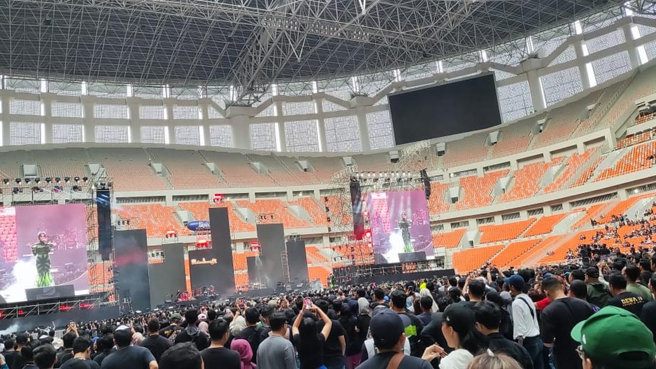 Mulan Jameela membuka konser Pesta Rakyat 30 Years Careers of Dewa 19