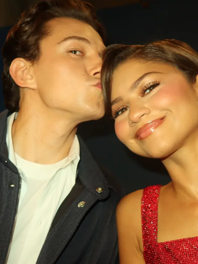 Zendaya bak Spider-Man Pakai Koleksi Arsip Versace, Pamer Foto Dicium Tom Holland