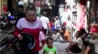 Puluhan pengemis musiman dan anak-anak berebut angpao di Klenteng, hingga wisata ancol menjadi pilihan warga Jakarta.