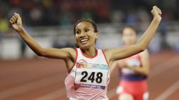 Pelari Indonesia, Ni Made Arianti, melakukan selebrasi usai finis di posisi ke dua di nomor lari 100M T13 pada Asian Para Games di SUGBK, Jakarta, Rabu (10/10/2018). Indonesia meraih memborong tiga mendali. (Bola.com/M Iqbal Ichsan)