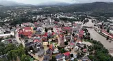 Foto udara yang diambil pada tanggal 15 September 2024 ini menunjukkan pemandangan pusat kota yang terendam banjir di Glucholazy, Polandia selatan. (Sergei GAPON/AFP)