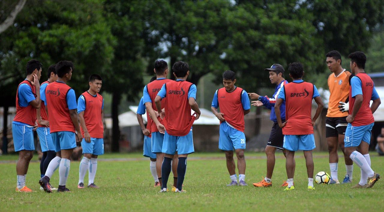 Pemain Arema berlatih jelang tampil di Piala Presiden. (Liputan6.com/Rana Adwa)