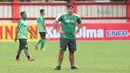 Ekspresi pelatih Persebaya, Alfredo Vera saat memimpin sesi latihan tim jelang laga Gojek Liga 1 bersama Bukalapak di Stadion PTIK, Jakarta, Senin (25/6/2018). Persebaya akan melawan Persija 26 Juni 2018. (Bola.com/Nick Hanoatubun)