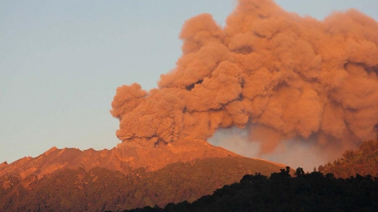 Erupsi tiga gunung berapi warnai perayaan Idul Fitri di Indonesia