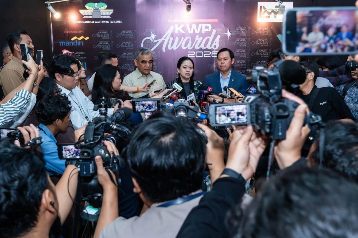 Ketua DPR RI Puan Maharani menerima penghargaan dari forum pers DPR