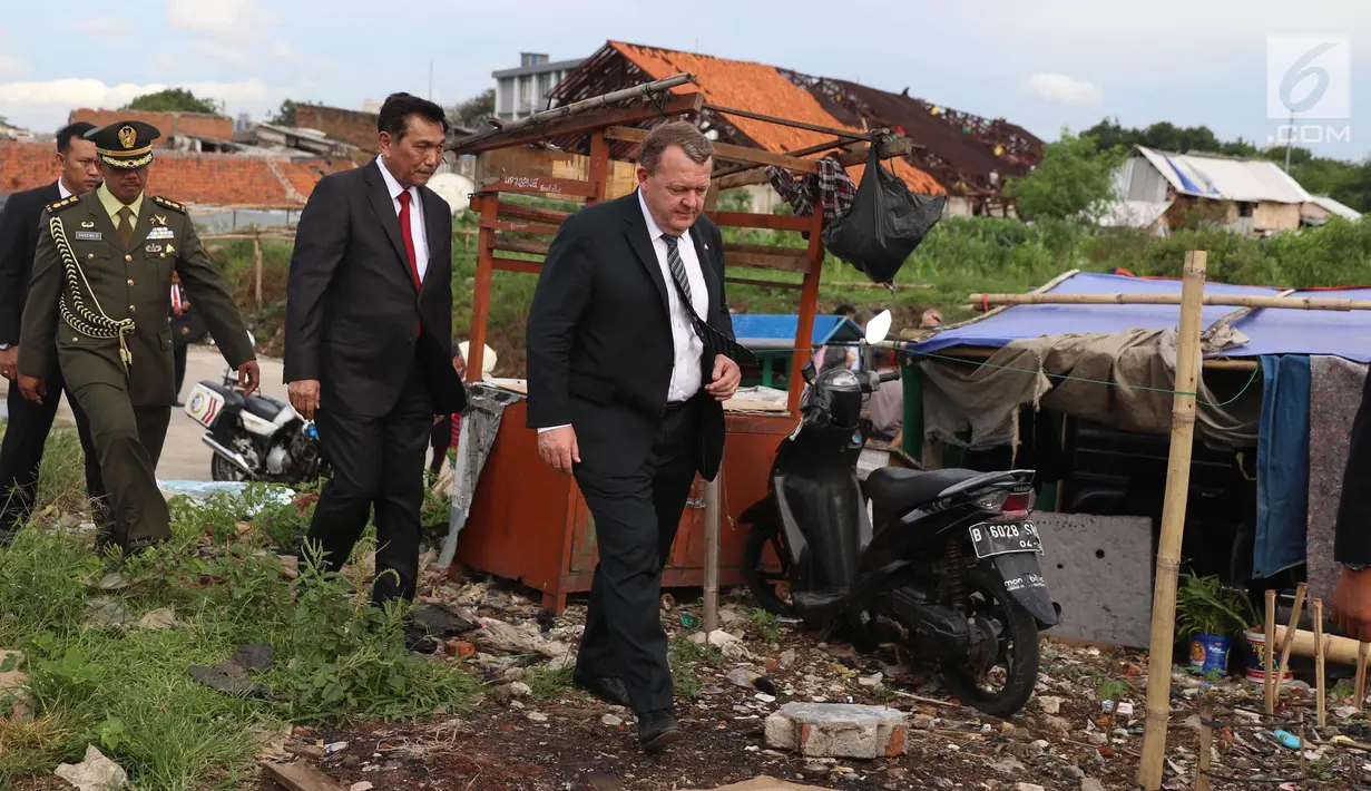 PM Denmark Lars Lokke Rasmussen didampingi Menko Kemaritiman, Luhut Pandjaitan menyusuri bantaran sungai belakang Museum Bahari, Jakarta, (28/11). PM Rasmussen memberi bantuan Rp11,8 miliar untuk mendukung tata kelola limbah. (Liputan6.com/Angga Yuniar)