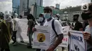 Ratusan imigran Afghanistan jalan kaki menuju Kedubes Kanada di Jakarta, Senin (13/12/2021). Dengan membawa spanduk dan poster, mereka menuntut UNHCR dan IOM segera memproses penempatan mereka ke negara tujuan seperti Kanada, Australia, Selandia Baru maupun AS. (Liputan6.com/Faizal Fanani)