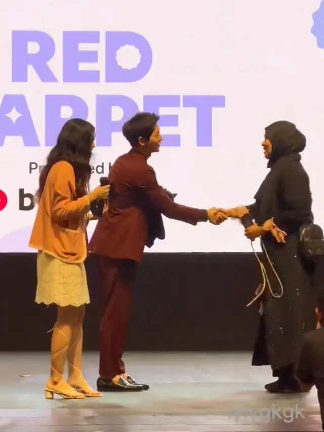 Fans Paling Beruntung Song Joong Ki, Ajak Wanita Hamil Foto Bareng