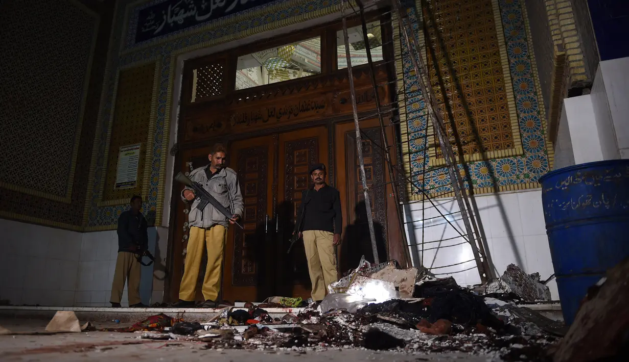 Pasukan keamanan berjaga di lokasi serangan bom di tempat suci Lal Shahbaz Qalandar di Provinsi Sindh, Pakistan selatan, Kamis (16/2). Pelaku masuk ke ruang utama rumah suci kemudian meledakkan diri di tengah puluhan jamaah. (YOUSUF NAGORI/AFP)