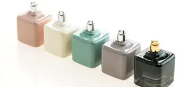 parfum memiliki struktur kimia yang sensitif terhadap lingkungan. Jika tidak disimpan dengan benar, aroma asli parfum bisa rusak dan tidak lagi sesuai dengan karakter awalnya. Karena itu, penting untuk memahami cara menyimpan parfum agar tetap awet dan wangi seperti pertama kali digunakan. (foto/dok: freepik/mrsiraphol)