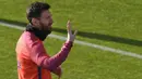 Bintang Barcelona, Lionel Messi, menyapa suporter saat mengikuti sesi latihan perdana tahun 2017. Latihan ini dilakukan jelang laga Liga Spanyol menghadapi Athletic Bilbao. (AFP/Lluis Gene)
