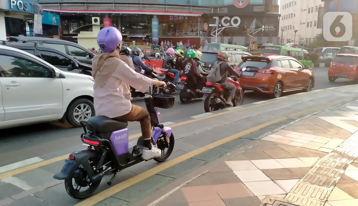 Warga mengendarai sepeda listrik saat berkeliling di jalur sepeda kawasan Kebun Raya Bogor, Kota Bogor, Jawa Barat, Minggu (25/9/2022). Pembiasaan penggunaan transportasi listrik dilakukan untuk menuju transportasi ramah lingkungan atau transportasi hijau. (Liputan6.com/Magang/Aida Nuralifa)