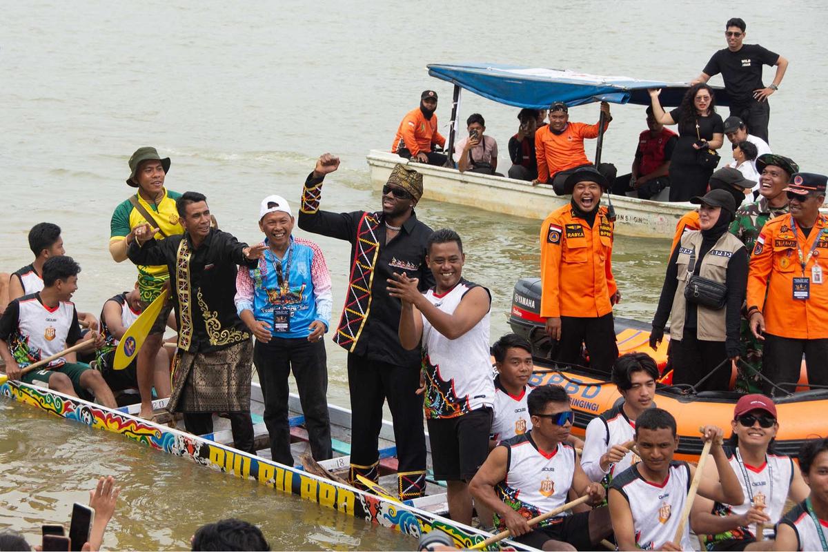 FOTO: Momen Akrab Dhika Bocah Penari Pacu Jalur Viral Digendong Rapper Amerika