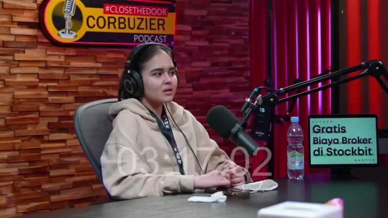 Edelenyi Laura Anna saat menjadi bintang tamu acara podcast Deddy Corbuzier. (Tangkapan Layar YouTube/  Deddy Corbuzier)