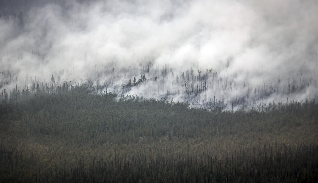 Direktur urusan perusahaan untuk Departemen Urusan Kota dan Masyarakat Wilayah Barat Laut, Jennifer Young menambahkan bahwa mereka berharap memiliki 22 penerbangan berangkat pada hari Jumat dengan 1.800 penumpang lagi. (Jeff McIntosh/The Canadian Press via AP)