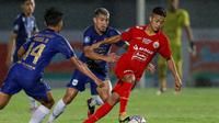 Pemain asing PSIS Semarang, Jonathan Cantillana, tengah membayangi bek Persija Jakarta, Ilham Rio Fahmi, dalam laga pekan kedua BRI Liga 1 2021/2022, Minggu (12/9/2021) malam. (Bola.com/Muhammad Iqbal Ichsan)