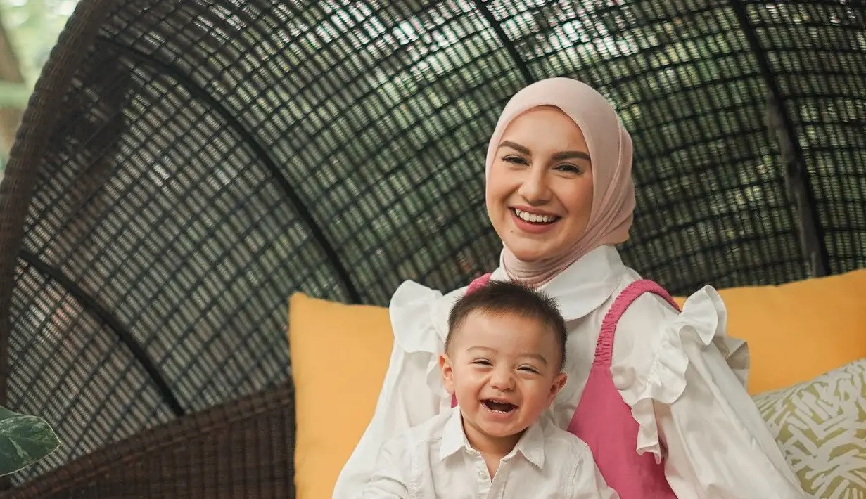 Kemeja putih aksen ruffle yang manis makin chic saat ditambahkan dress warna pink yang cantik (Foto: Instagram_irishbella_)