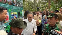 Bagikan Bibit Kopi ke Petani Hutan Sosial Lampung, Menko Zulhas Singgung Ancaman Bencana di Sumatera