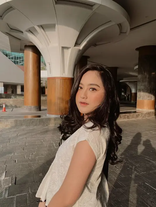 Salshabilla Adriani dikenal sebagai seleb wanita yang kerap tampil feminim. Di kesehariaannya ia selalu tampil anggun dengan berbagai outfit. Makeup tipis yang menghiasi wajahnya itu membuat paras cantiknya semakin terpancar. (Liputan6.com/IG/@salshabillaadr)
