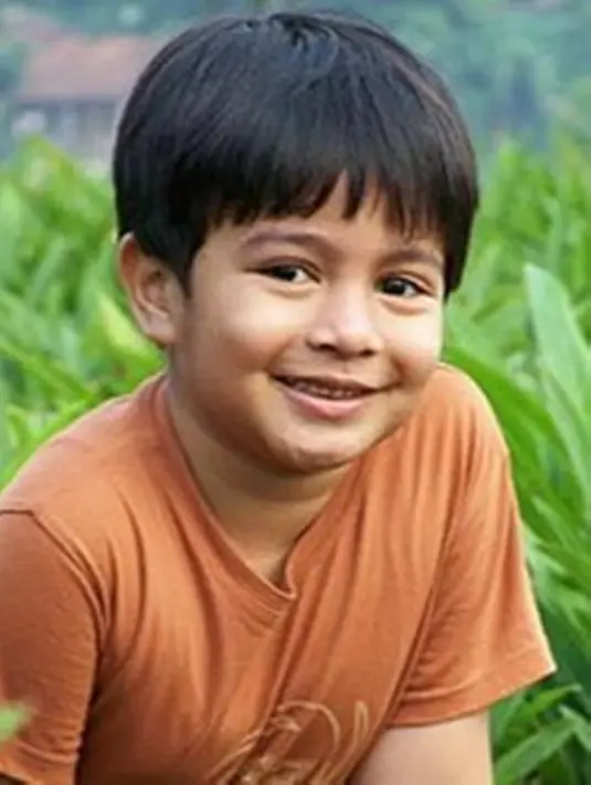Umay Shahab, pemeran Gofar di film Mencuri Raden Saleh sejak kecil sudah pandai berakting. Ia jadi aktor cilik yang potret masa kecilnya bikin gemas. Umay kecil ini disebut warganet berparas lucu dan unyu. (Liputan6.com/IG/umayshahab)