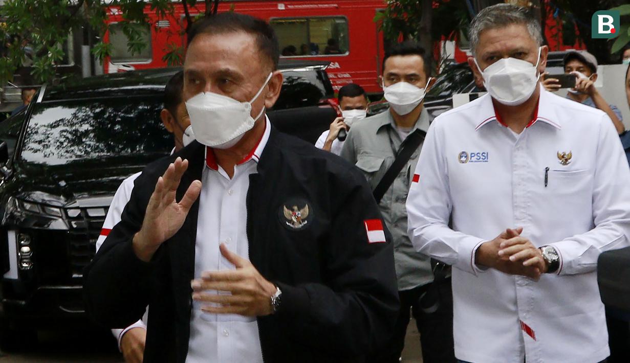 Ketua Umum PSSI Mochamad Iriawan yang akrab disapa Iwan Bule hadir di Kantor Komnas HAM didampingi oleh Sekjen PSSI, Yunus Nusi dan Waketum PSSI, Iwan Budianto. (Bola.com/M Iqbal Ichsan)