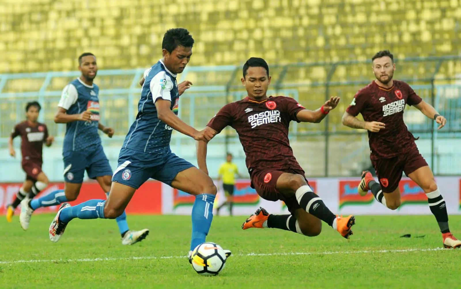 Dedik Setiawan gagal melewati kawalan pemain PSM di Stadion Kanjuruhan, Malang, Minggu (13/5/2018). (Bola.com/Iwan Setiawan)