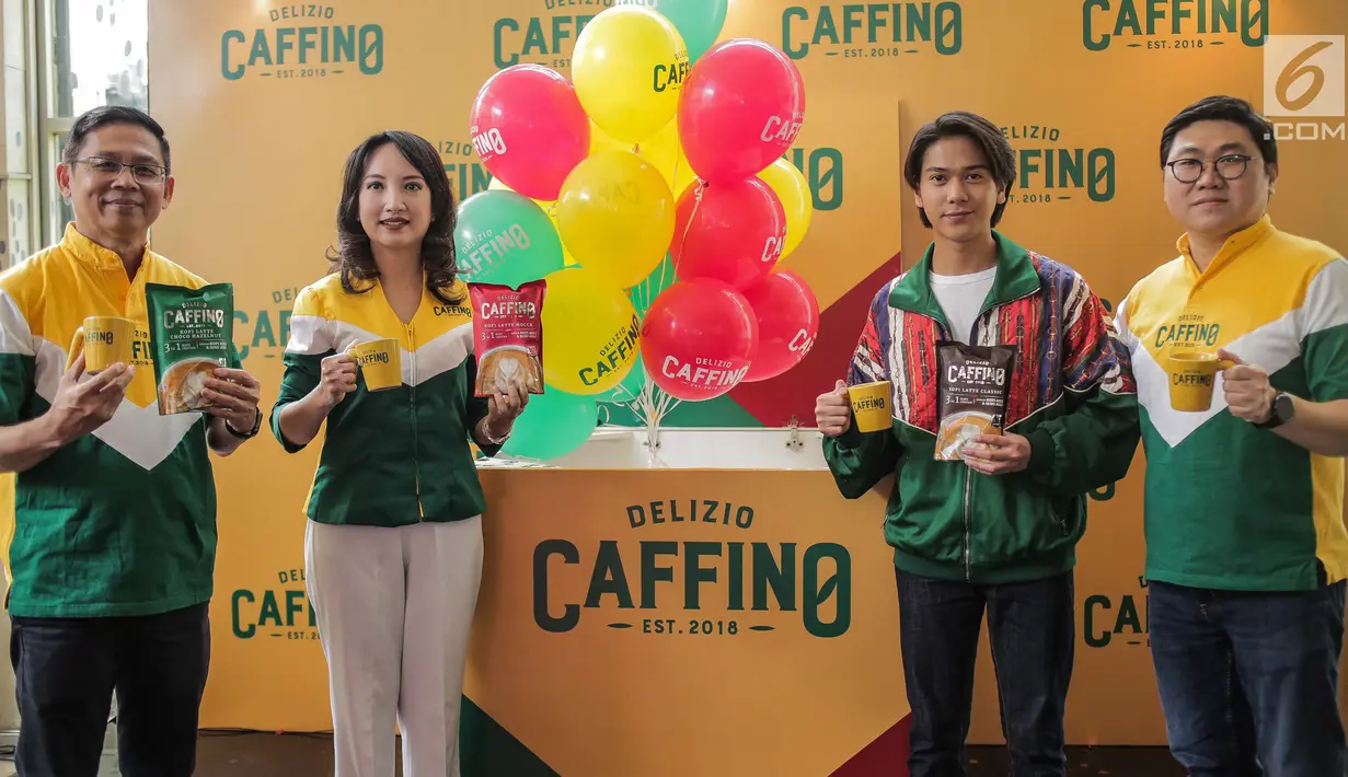 Aktor muda Iqbaal Ramadhan (kedua kanan) dan CEO PT Sumber Kopi Prima, Ihsan Mulia Putri (kedua kiri) berpose saat launching Kopi Caffino di kawasan Jakarta, Selasa ( 9/7/2019). Caffino menggandeng aktor sekaligus musisi muda, Iqbaal Ramadhan sebagai brandambassador. (Liputan6.com/Faizal Fanani)