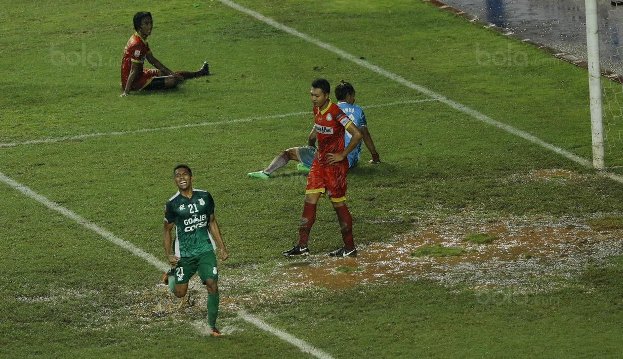 Striker PSMS Medan, Frets Butuan, melakukan selebrasi usai mencetak gol ke gawang Martapura FC pada laga Liga 2 di Stadion Patriot, Bekasi, Senin (13/11/2017). PSMS Medan menang 2-1 atas Martapura FC. (Bola.com/ M Iqbal Ichsan)