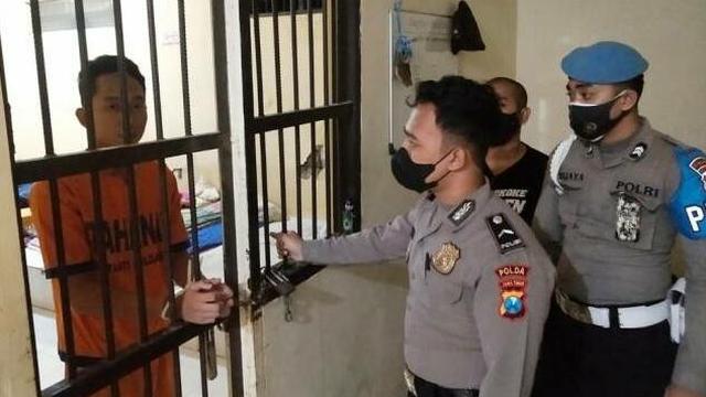 <span>Pacar Novia Widyasari Randi Bagus ditahan di Polda Jatim. (Dian Kurniawan/Liputan6.com)</span>