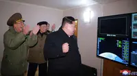 Pemimpin Korea Utara Kim Jong Un memantau dari sejumlah monitor peluncuran rudal balistik antar benua di sebuah ruangan di Korea Utara (29/11). (KCNA/Korea News Service via AP)