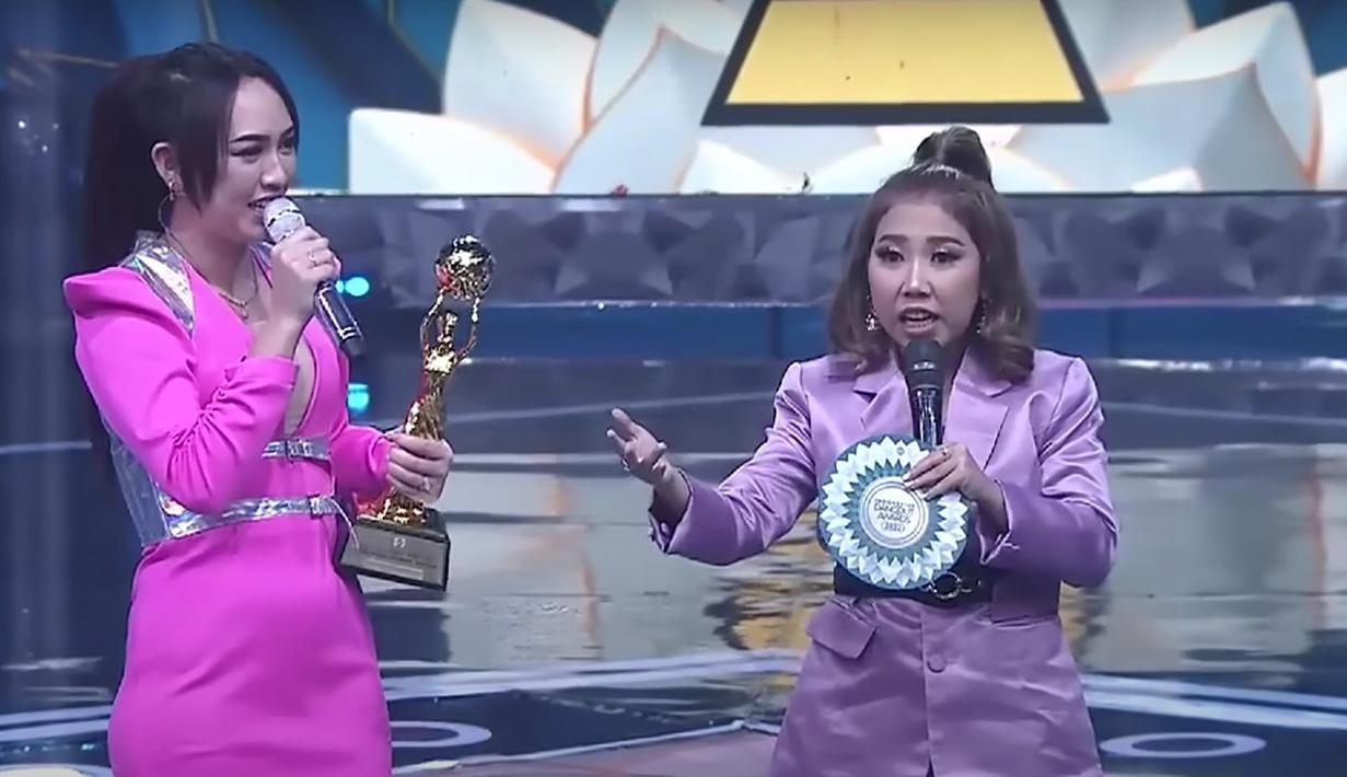 Momen ketika Kiky Saputri roasting Putri Isnari di Indonesian Dangdut Awards 2022 namun berujung diamuk oleh fans Lesti Kejora dan Rizky Billar. (Foto: YouTube/Indosiar)