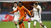 Ryan Gravenberch. Gelandang berusia 19 tahun yang telah 3 musim membela Ajax Amsterdam ini adalah pemain termuda Belanda dalam daftar skuat menuju Euro 2020. Ia telah melakukan debut bersama Timnas Belanda pada 24 Maret 2021 lalu. Total 3 caps telah diraihnya. (AFP/Maurice van Steen/ANP)