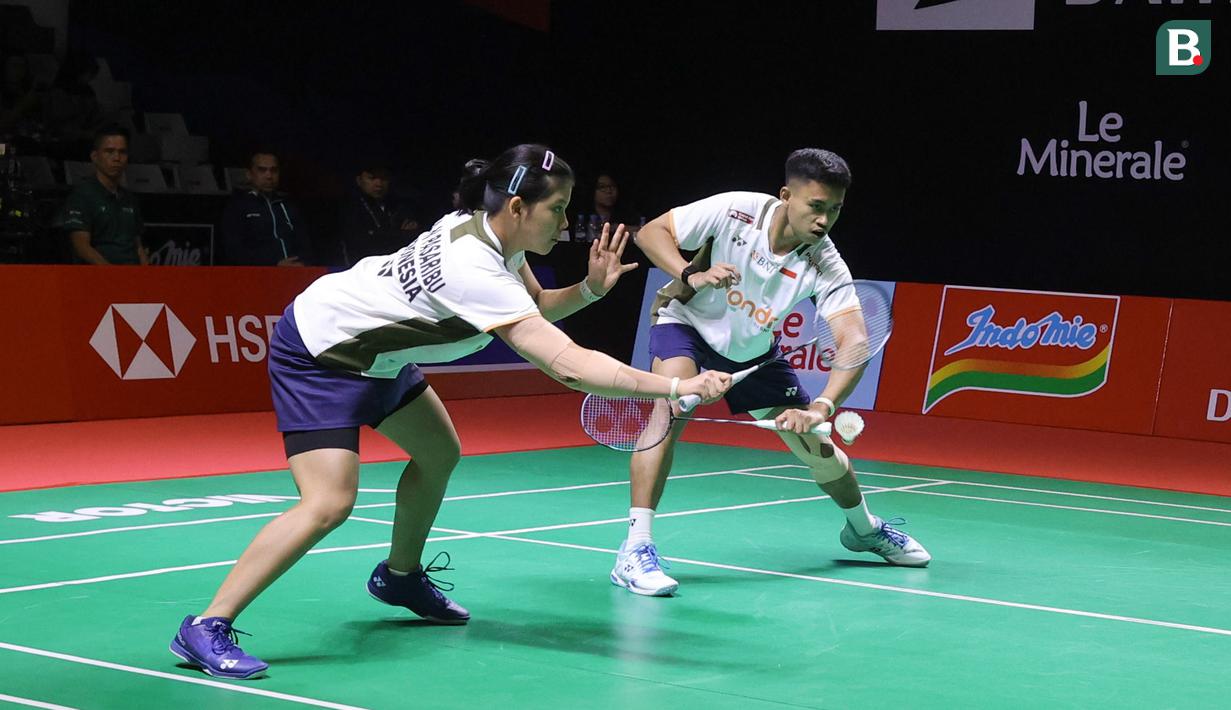 Pasangan ganda campuran Indonesia, Jafar Hidayatullah/Felisha Pasaribu mencoba menahan pukulan dari wakil Denmark saat bertanding pada babak 32 besar Indonesia Masters 2026 di Istora Senayan, Jakarta, Rabu (21/1/2026) siang. (Bola.com/Abdul Aziz)