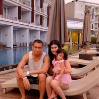 Gugatan perceraian resmi dilayangkan Stevianne Agnecya kepada aktor Samuel Rizal. Kendati demikian, keduanya masih tinggal satu atap. (Via Instagram/@samuelrizal1)