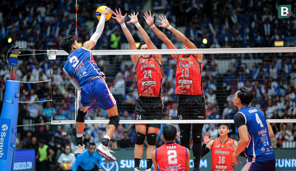 <p>Pemain Jakarta LavAni Allobank Electric, Boy Arnes (kiri) melepaskan spike yang berusaha diblok dua pemain Jakarta Bhayangkara Presisi, Agil Angga Anggara (tengah) dan Raden Ahmad Gumilar pada laga grand final PLN Mobile Proliga 2024 di Indonesia Arena, Senayan, Jakarta, Minggu (21/7/2024). Jakarta LavAni Allobank Electric kalah 1-3 (30-28, 22-25, 22-25 dan 23-25). (Bola.com/Bagaskara Lazuardi)</p>
