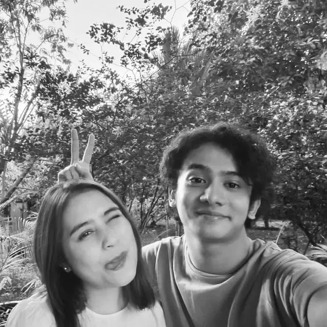 Main Web Series Bareng, Ini 6 Potret Prilly Latuconsina dan Kevin Ardilova