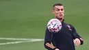 Penyerang Juventus, Cristiano Ronaldo mengontrol bola saat ia mengambil bagian dalam sesi latihan di 'Juventus Training Center' di Turin (3/11/2020). Juventus akan bertanding melawan Ferencvaros pada Grup G Liga Champions di Puskas Arena. (AFP/Marco Bertorello)