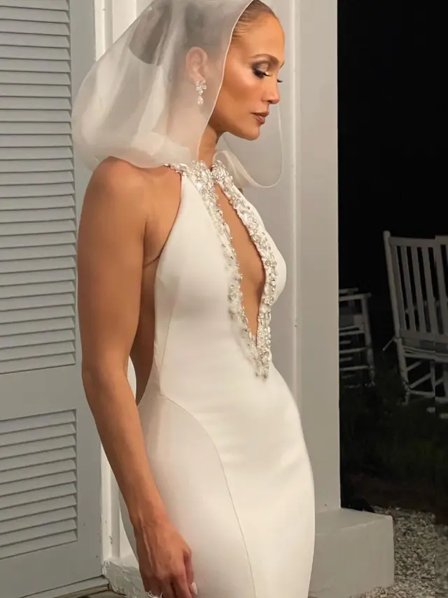 10 Potret Menawan Jennifer Lopez Pakai 3 Gaun Pengantin Ralph Lauren di Pesta Pernikahan