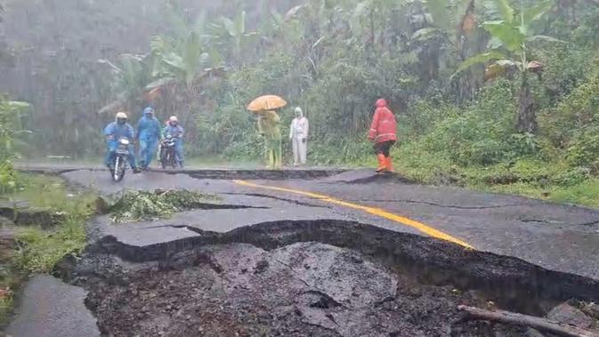 Tanah Amblas 2 Meter, Jalan Nasional Kiara Dua Sukabumi Terputus