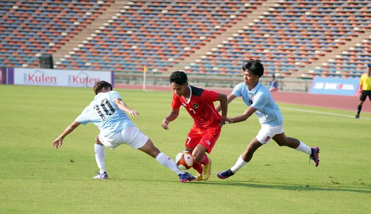 Timnas Indonesia langsung tampil menyerang sejak menit pertama dengan dimotori Marselino Ferdinan. Beberapa peluang bisa didapat, namun belum ada yang bisa menembus gawang Myanmar yang dikawal Pyae Phyo Thu pada 15 menit awal. (Dok. PSSI)
