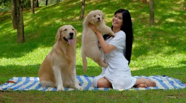 Resyana Hikmayudi mengajak binatang peliharaannya untuk piknik nih. Resyana diketahui memiliki 2 anjing berjenis golden retriever untuk menemani kesehariannya. (Liputan6.com/IG/@resyanahikmayudi)