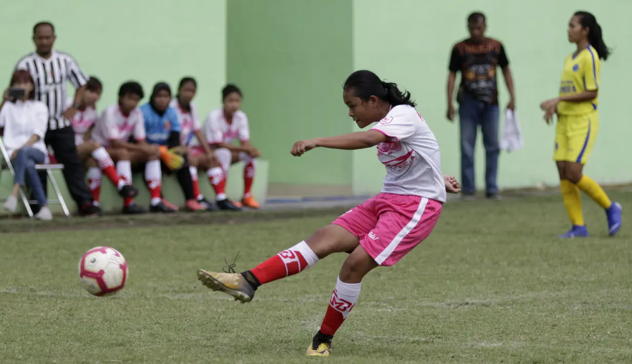 Pemain tim putri Persijap melepaskan tendangan saat bermain di lapangan VIJ, Petojo, Jakarta, Sabtu (16/2). Acara ini rangkaian dari Festival 125 Tahun MH Thamrin. (Bola.com/Yoppy Renato)