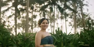 Dalam balutan busana adat Bali, Elodie terlihat begitu memesona. Sanggul khas dan kain tradisional yang ia kenakan menambah kesan anggun pada dirinya. [Foto: Instagram/ elodie_bouttier]